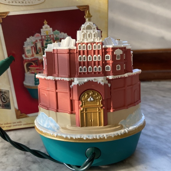 Hallmark 2005 Silver Bells City Sidewalk Animated Musical Plug In Ornament VTG - Picture 7 of 11